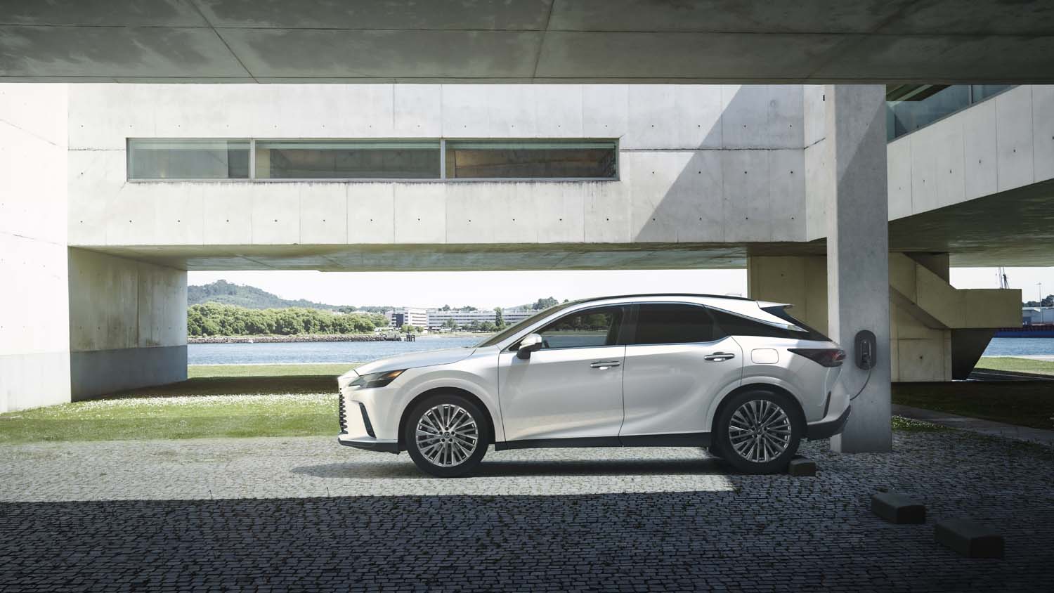 Le Lexus RX 450h+ 2023 ajoute des performances hybrides rechargeables au nouveau RX